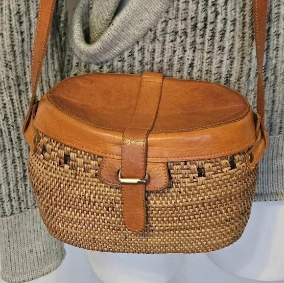 Crossbody Rattan and Leather Bag Made in Bali - Picture 4 of 9